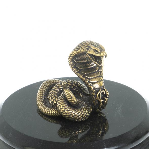 Шкатулка круглая «Кобра» из черного змеевика 128076