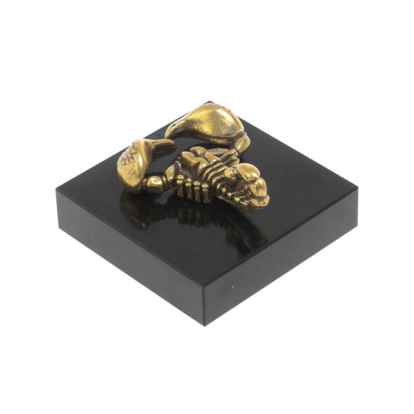 Скорпион из бронзы на подставке из долерита 127999