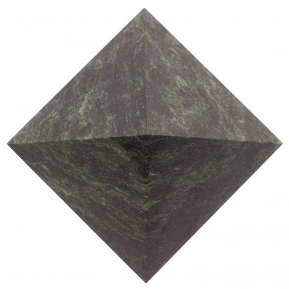 Пирамида из шабровского змеевика 9х9х6,5 см 126370