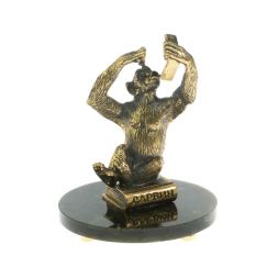 Статуэтка "Обезьяна с телефоном" на нефрите из бронзы