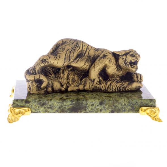 Фигурка &amp;quot;Тигр на охоте&amp;quot; на подставке из змеевика 122247