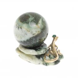 Композиция "Ящерица на скале" с шаром 4,5 см змеевик