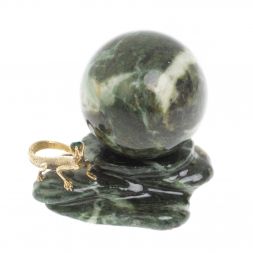 Композиция "Ящерица на скале" с шаром 4,5 см змеевик