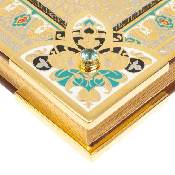 Коран на арабском языке в позолоченном окладе с четками 127574