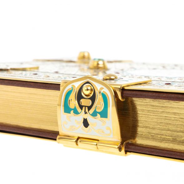 Коран на арабском языке в позолоченном окладе с четками 127574