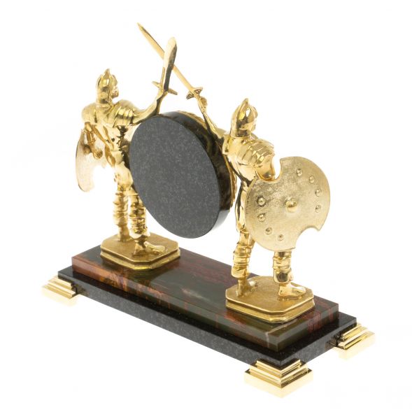 Часы &amp;quot;Гладиаторы&amp;quot; из яшмы и долерита 16,5х7х16,5 см 129263