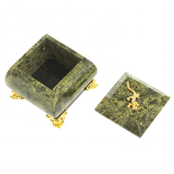 Шкатулка квадратная с ящерицей камень змеевик 6х6х5,5 см 123250