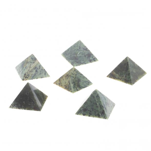 Пирамида из нефрита 3,5х3,5х2,5 см 124243