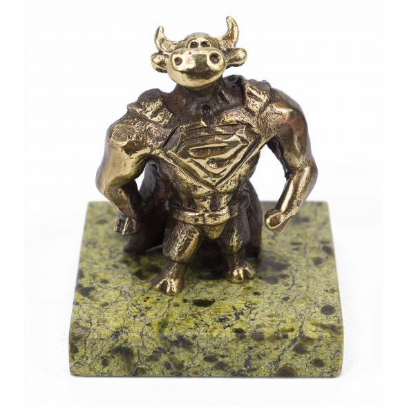 Статуэтка из бронзы &amp;quot;Бык супергерой&amp;quot; на подставке из змеевика 117934