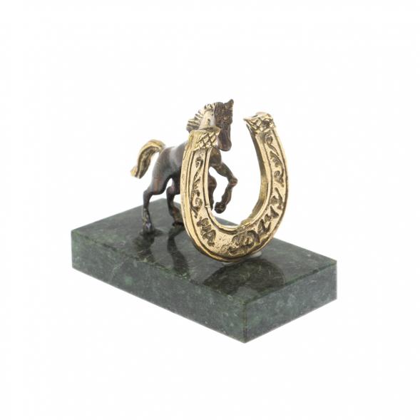Статуэтка &amp;quot;Конь на дыбах с подковой на удачу&amp;quot; шабровский змеевик 128973